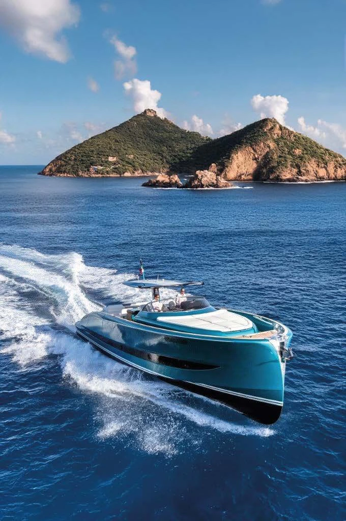 Bateau rapide privé en navigation au large de Saint-Barthélemy devant deux îlets